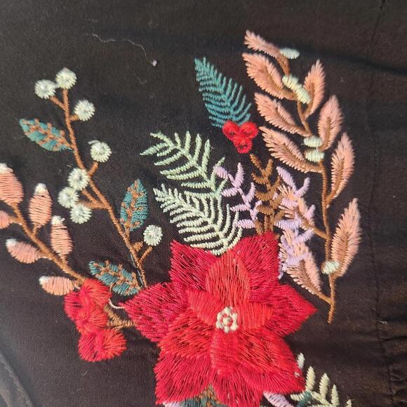 Jodifl Women's Black Embroidered Floral Blouse, Size 1X - Picture 5 of 8